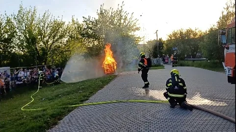 Polanští dobrovolní hasiči předvádějí hašení hořícího „domku“