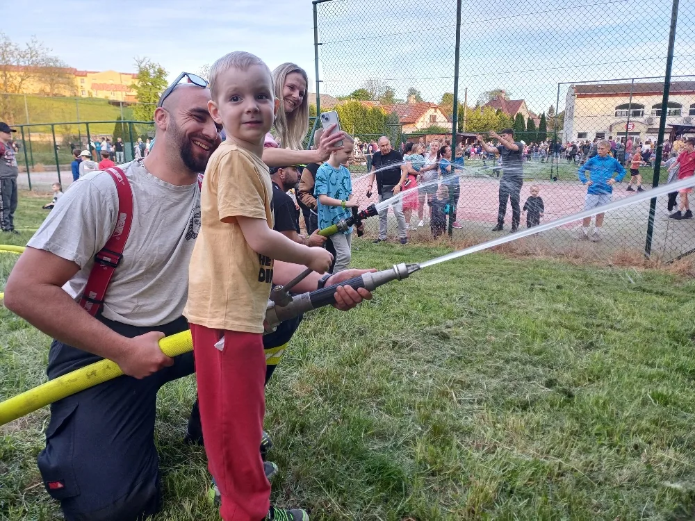 Práce s hasičskou proudnicí na Čarodějném reji