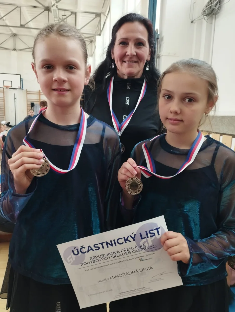 Úspěšné závodnice z Pohybovek s medailemi a účastnickým listem